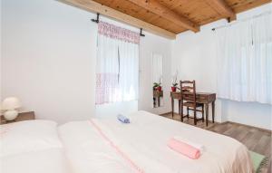 Posteľ alebo postele v izbe v ubytovaní Nice Apartment In Kastav With Wifi