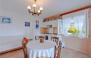 Kuchyňa alebo kuchynka v ubytovaní Holiday Home Vinacac Bb Iii