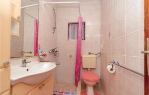 Kúpeľňa v ubytovaní Holiday Home Vinacac Bb Iii