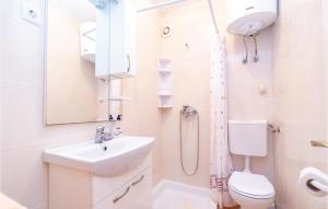 Kúpeľňa v ubytovaní Holiday Home Vinacac Bb Iii