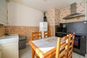 Kuchyňa alebo kuchynka v ubytovaní Charmante Maison - Vosges