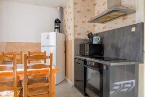 Kuchyňa alebo kuchynka v ubytovaní Charmante Maison - Vosges