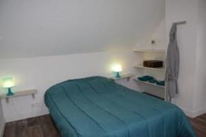 1 dormitorio con 1 cama verde y 2 lámparas en Hébergement Plage du Débarquement, en Foucarville