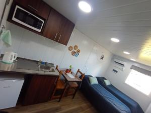 Kuchyň nebo kuchyňský kout v ubytování Makenke Cozy Room