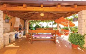 Patio nebo venkovní prostory v ubytování Cozy Apartment In Kostrena