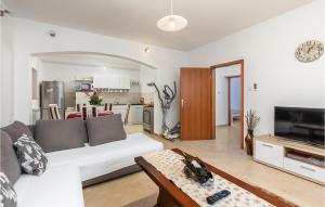 TV a/nebo společenská místnost v ubytování Cozy Apartment In Kostrena