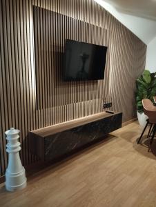Televízia a/alebo spoločenská miestnosť v ubytovaní Fridda House Rias Baixas Vigo
