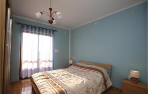Łóżko lub łóżka w pokoju w obiekcie 6 Bedroom Amazing Home In Bratulici