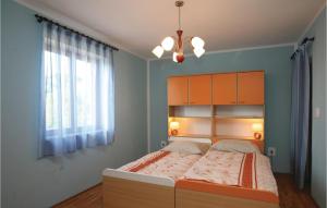 Łóżko lub łóżka w pokoju w obiekcie 6 Bedroom Amazing Home In Bratulici