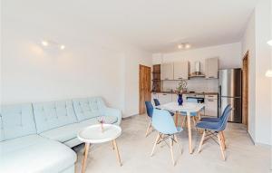 Η κουζίνα ή μικρή κουζίνα στο Amazing Apartment In Kneze With Wifi