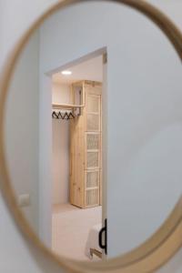espejo reflejo de una puerta en una habitación en Kendall Luxury, en Arrecife