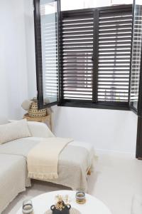 Una sala de estar con dos camas y una ventana. en Kendall Luxury, en Arrecife