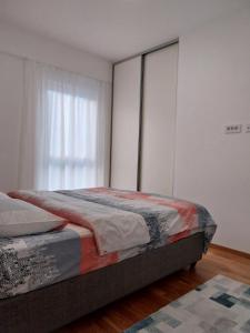 Posteľ alebo postele v izbe v ubytovaní NYC Apartman with garage