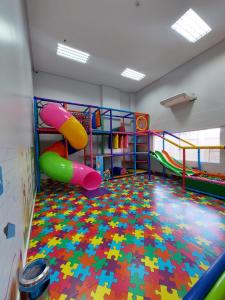a childrens play room with a colorful floor at Piazza diRoma - Apartamentos JN in Caldas Novas