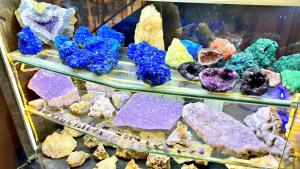 塞尔丘克EPHESUS CENTRUM的一个展示柜里摆满了各种颜色的石头