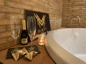 a bathroom with two wine glasses and a tub at Winahost Algar Rural in Algar