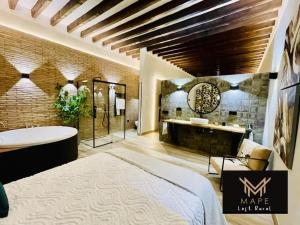a master bathroom with a tub and a sink at Winahost Algar Rural in Algar
