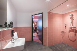 Koupelna v ubytování Holiday Inn - the niu, Loco Munich North by IHG + 37 fotografií