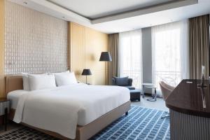 Postel nebo postele na pokoji v ubytování Skopje Marriott Hotel