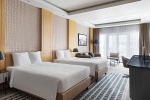 Postel nebo postele na pokoji v ubytování Skopje Marriott Hotel