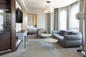 TV a/nebo společenská místnost v ubytování Skopje Marriott Hotel