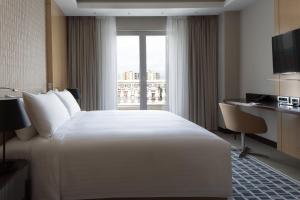 Postel nebo postele na pokoji v ubytování Skopje Marriott Hotel
