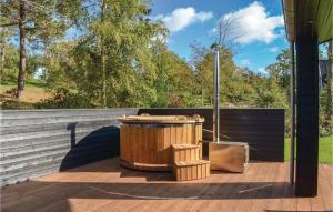 エーベルトフトにあるFive-Bedroom Holiday Home In Ebeltoftのパティオ(木製のゴミ箱付) +30枚の写真