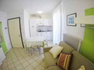 - un salon avec un canapé et une table dans l'établissement Residence Solemar - Agenzia Cocal, à Caorle
