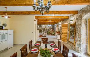 Kuchnia lub aneks kuchenny w obiekcie 4 Bedroom Lovely Home In Garica