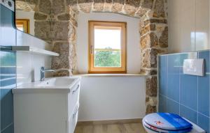 Kuchnia lub aneks kuchenny w obiekcie 4 Bedroom Lovely Home In Garica
