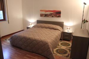 A bed or beds in a room at La Casetta