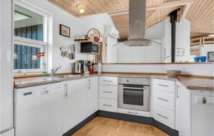 Kuchyň nebo kuchyňský kout v ubytování Holiday Home Kuskevej Jerup Ix