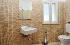 Kúpeľňa v ubytovaní Holiday Home Pridraga With Outdoor Swimming Pool 183