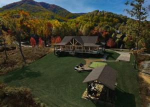 een luchtfoto van een groot huis op een gazon bij Just Like Paradise cabin in Sevierville +117 foto's