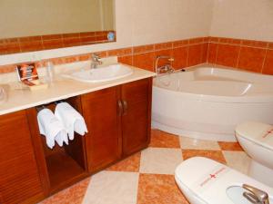 ein Badezimmer mit Badewanne, Waschbecken und Toilette in der Unterkunft Hotel La Rueda 3000 in Mora de Rubielos