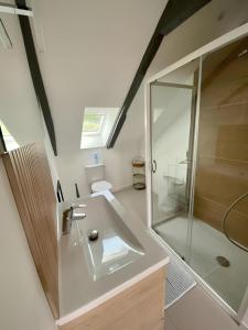 Koupelna v ubytování Maison familiale avec extérieur Ménage et linges inclus + 55 fotografií