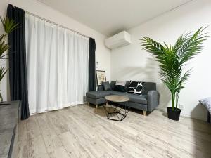 Ruang duduk di HSH渋谷Hotel 电车三分钟可以到达新宿 幡ヶ谷 巴士直达涉谷 全新装修独栋小楼