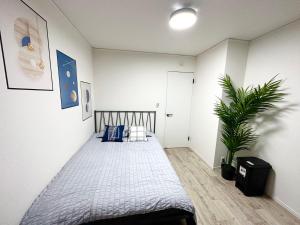 Katil atau katil-katil dalam bilik di HSH渋谷Hotel 电车三分钟可以到达新宿 幡ヶ谷 巴士直达涉谷 全新装修独栋小楼