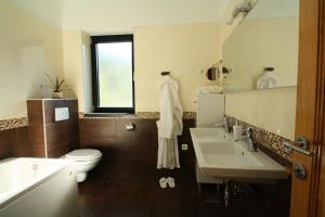une salle de bain avec deux lavabos et un WC et une fenêtre dans l'établissement Vila Hera Korčula, Special one, pool, right on the sea,parking, 8 people, à Čara 39 autres photos