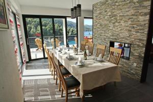 une salle à manger avec une longue table et des chaises dans l'établissement Vila Hera Korčula, Special one, pool, right on the sea,parking, 8 people, à Čara