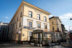 Un edificio con una tienda enfrente. en B13 Hostel, en Sibiu