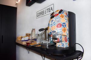 a kitchen counter with a counter top with a pot holder at Tiè tiè in Naples
