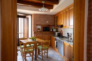 Nhà bếp/bếp nhỏ tại Villa Santa Rosa con Jacuzzi e vista panoramica