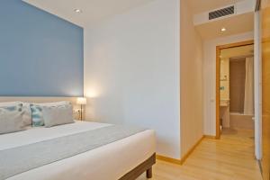 Postel nebo postele na pokoji v ubytování Lugaris Rambla Apartments