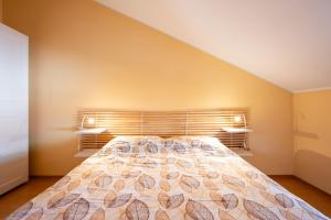 1 dormitorio con 1 cama grande y 2 estanterías en La Mansarda, en Castel di Sangro