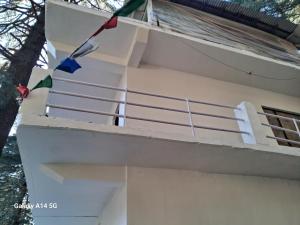 Balcone o terrazza di Himalayan Hostel, Triund Hill Trekking and Snowline Trekking, Waterfalls View Hostel