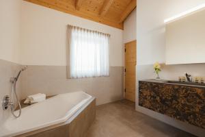 Koupelna v ubytování Untermairhof Appartment Residence + 37 fotografií