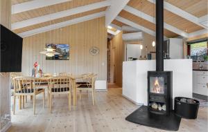 Μια τηλεόραση ή/και κέντρο ψυχαγωγίας στο Cozy Home In Strandby With Wifi