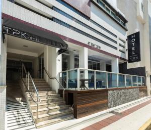 un edificio con balcón y escaleras delante de él en Tropikalya Gold Hotel, en Balneário Camboriú