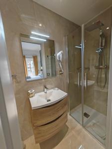 un baño con lavabo y ducha en Perfect! Vatican Location, en Roma